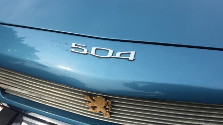 Logo vieille voiture peugeot 504