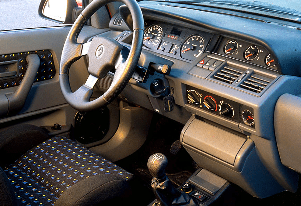 Vue intérieure d'une ancienne Renault Clio