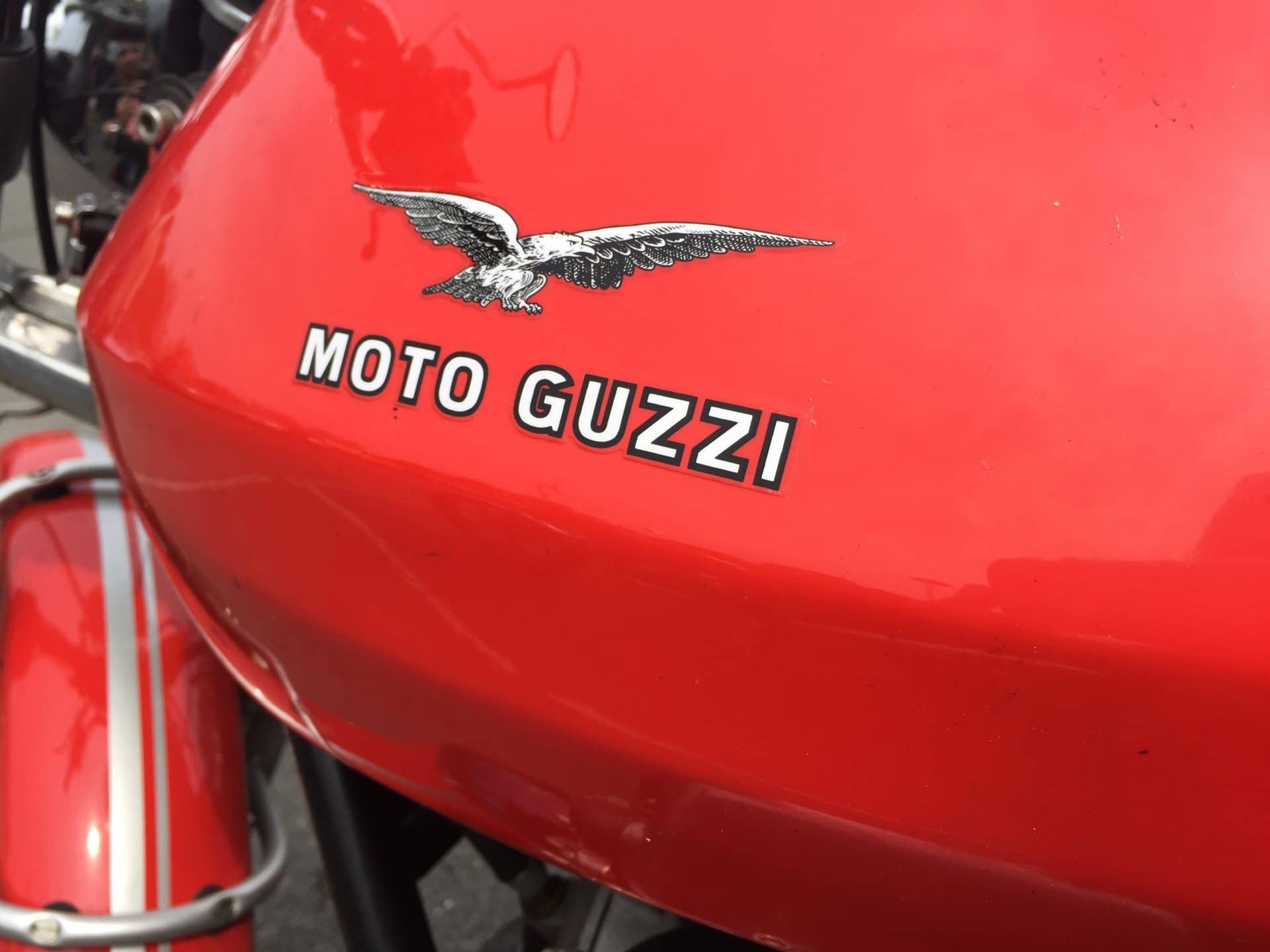 Moto guzzi rouge