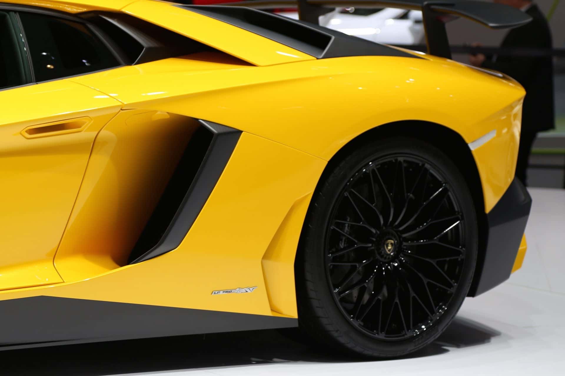 Voiture de luxe Lamborghini Aventador jaune