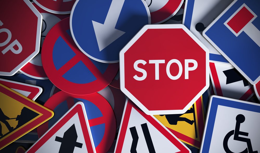 Panneaux d'intersection et règles de priorité applicables