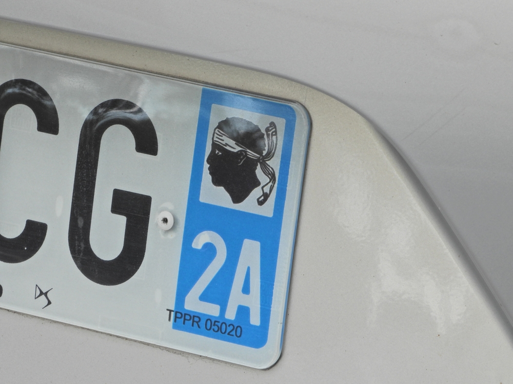 Pourquoi les autocollants sont-ils interdits sur les plaques d’immatriculation ?