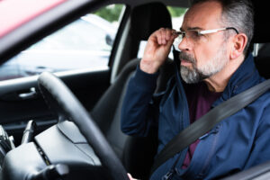 Que dit la loi sur le port de lunettes au volant ?